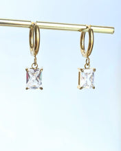 Load image into Gallery viewer, Crystal Drop Earrings